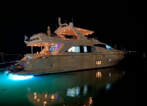 La Fenice sideview at nacht
