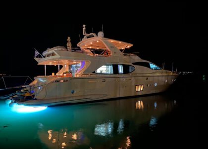 La Fenice sideview at nacht