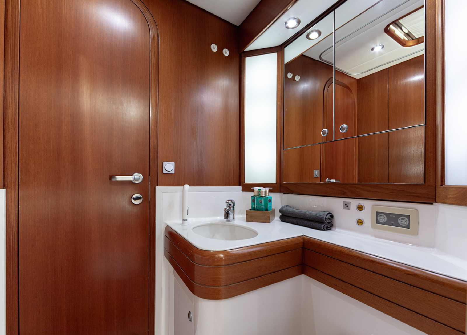 Bathroom Caveo