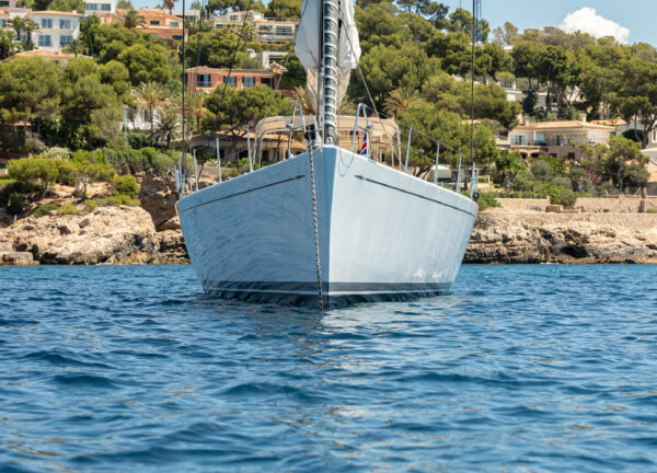 The front of the caveo sailingyacht