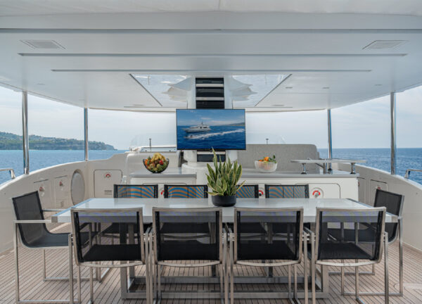 Unicka Motoryacht Deck