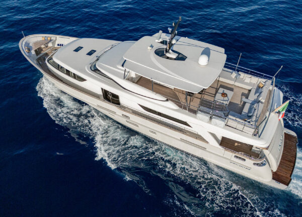 Unicka Motoryacht from the side