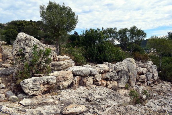 1280px-Puig_de_sa_Morisca_Zyklopenmauer_2