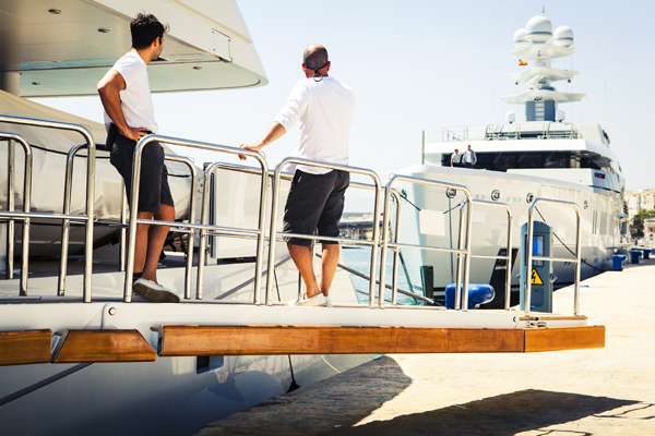 crew verchartern einer luxusyacht