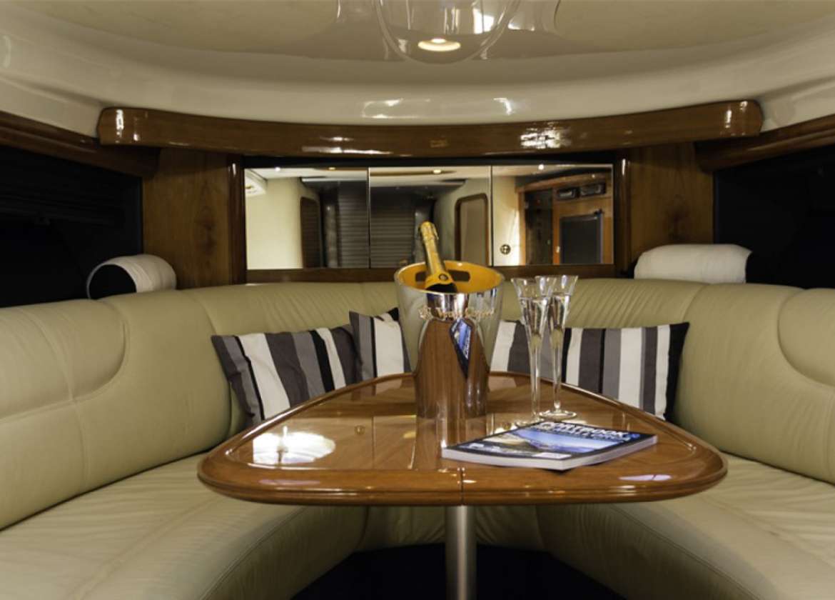 Lounge Motoryacht charter cranchi 42 gin tonic Mallorca