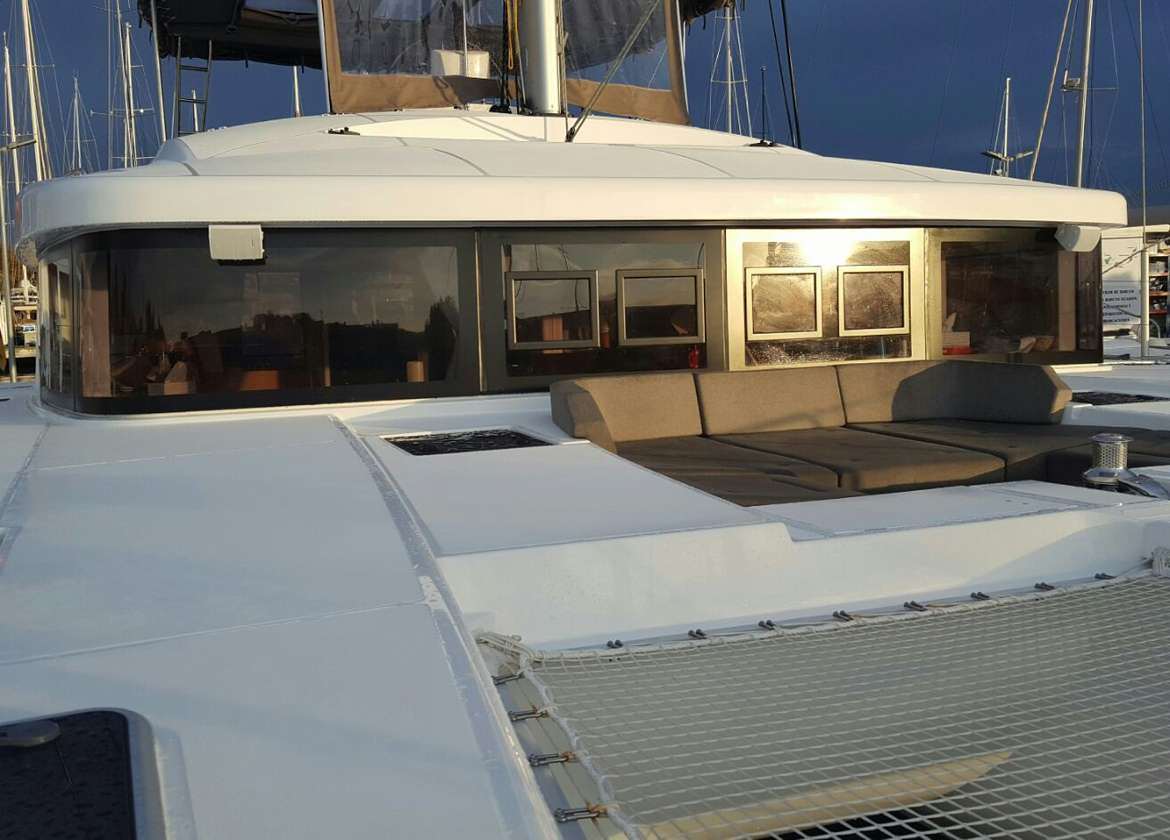 Oberdeck Katamaran charter lagoon 52f