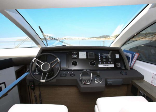  Brücke Motoryacht charter pearl 65 Mallorca