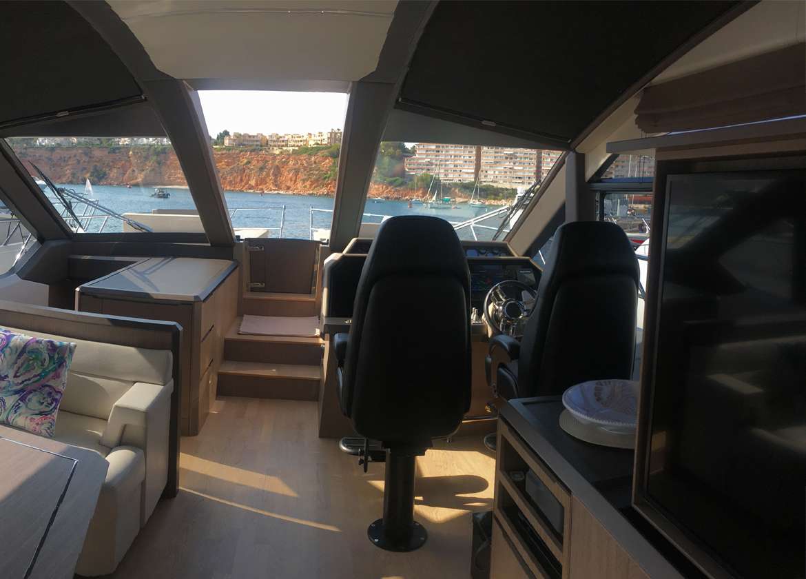  Brücke Motoryacht charter galeon 640 fly Mallorca