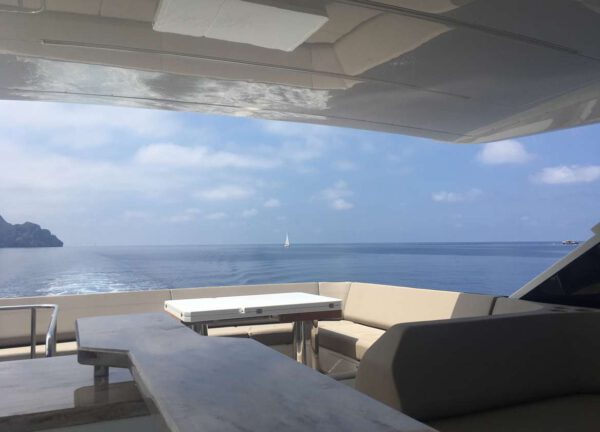 Oberdeck Luxusyacht habana iv charter pure yachting