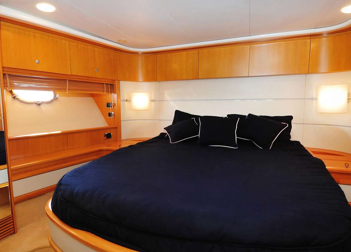 VIP Kabine Motoryacht charter baia azzurra 63 Mallorca