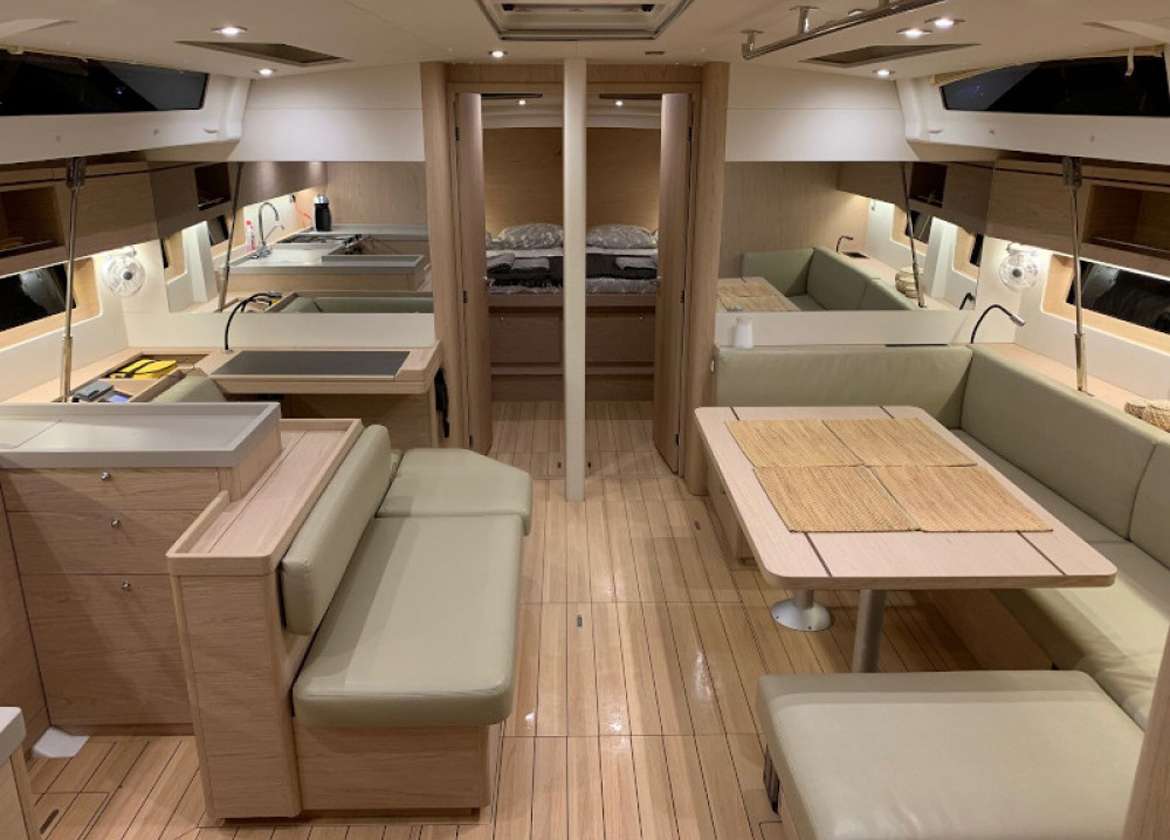 Lounge Segelyacht charter oceanis 51 1 Mallorca