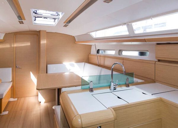 Lounge Segelyacht jeanneau 419 Mallorca charter