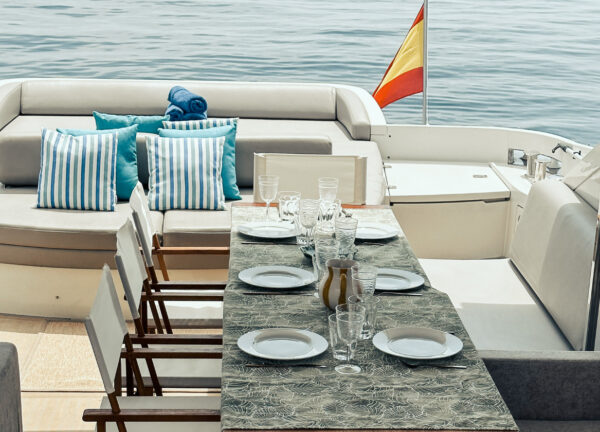 yacht charter azimut86S lunch