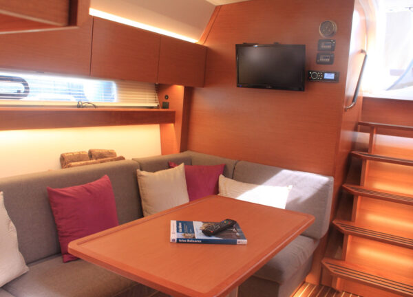 Lounge Motoryacht bavaria 450 sport chater Mallorca