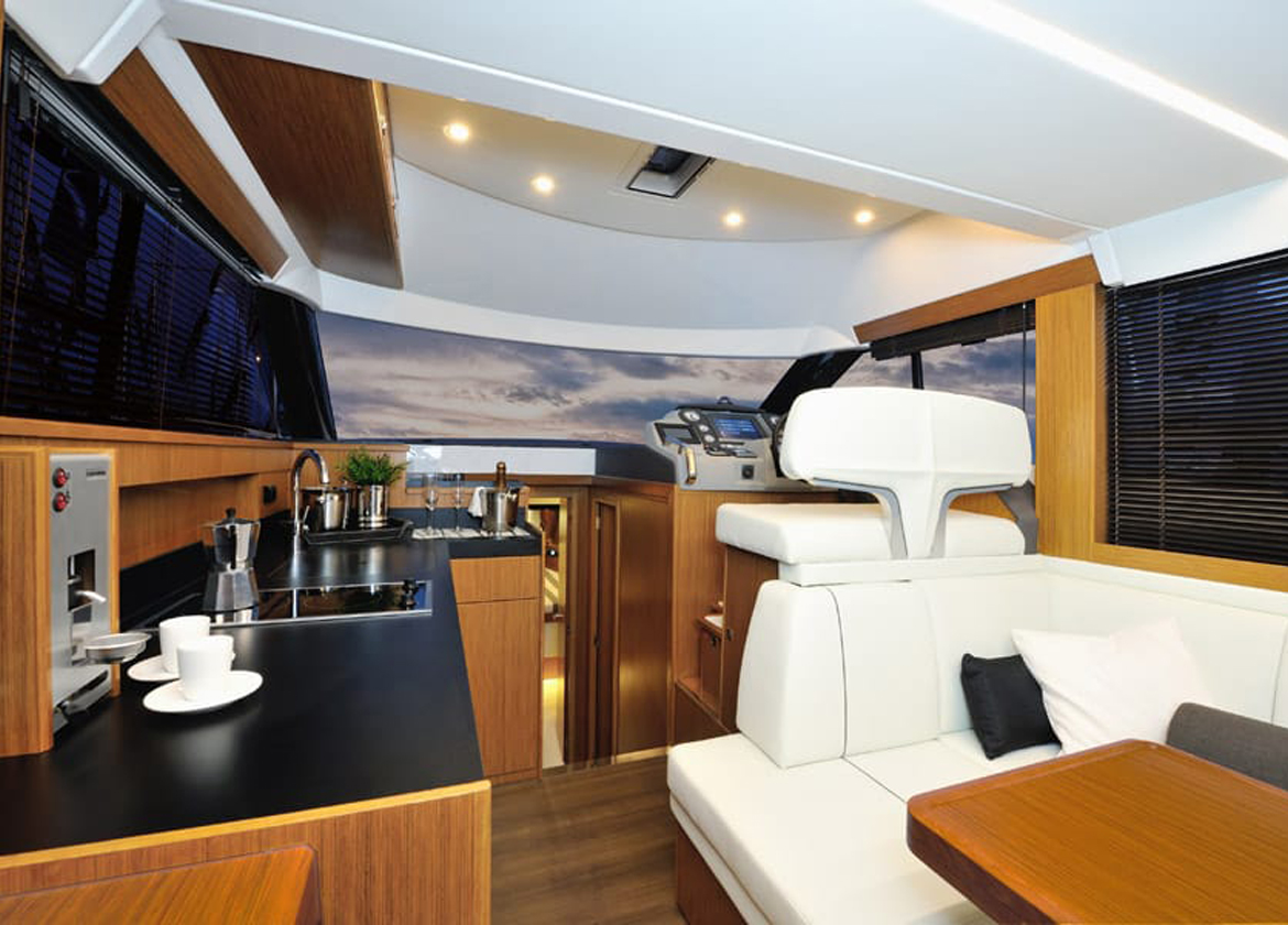 Lounge Motoryacht bavaria 420 virtesse fly Mallorca