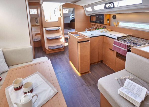 Lounge Segelyacht sun odyssey 410 naoussa charter Balearen