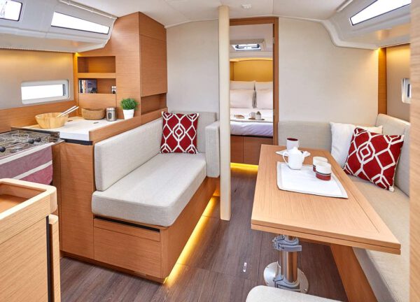 Lounge Segelyacht sun odyssey 410 naoussa charter Mallorca