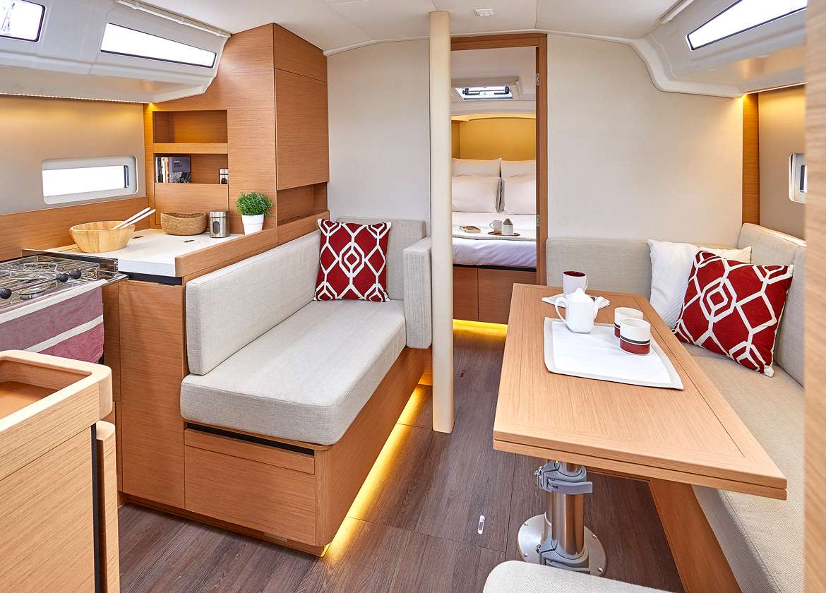 Lounge Segelyacht sun odyssey 410 naoussa charter Mallorca