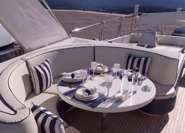 yacht elegance 78 vivace Mallorca Tisch