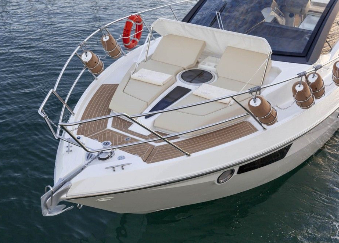 charter yacht cranchi m44ht Bug