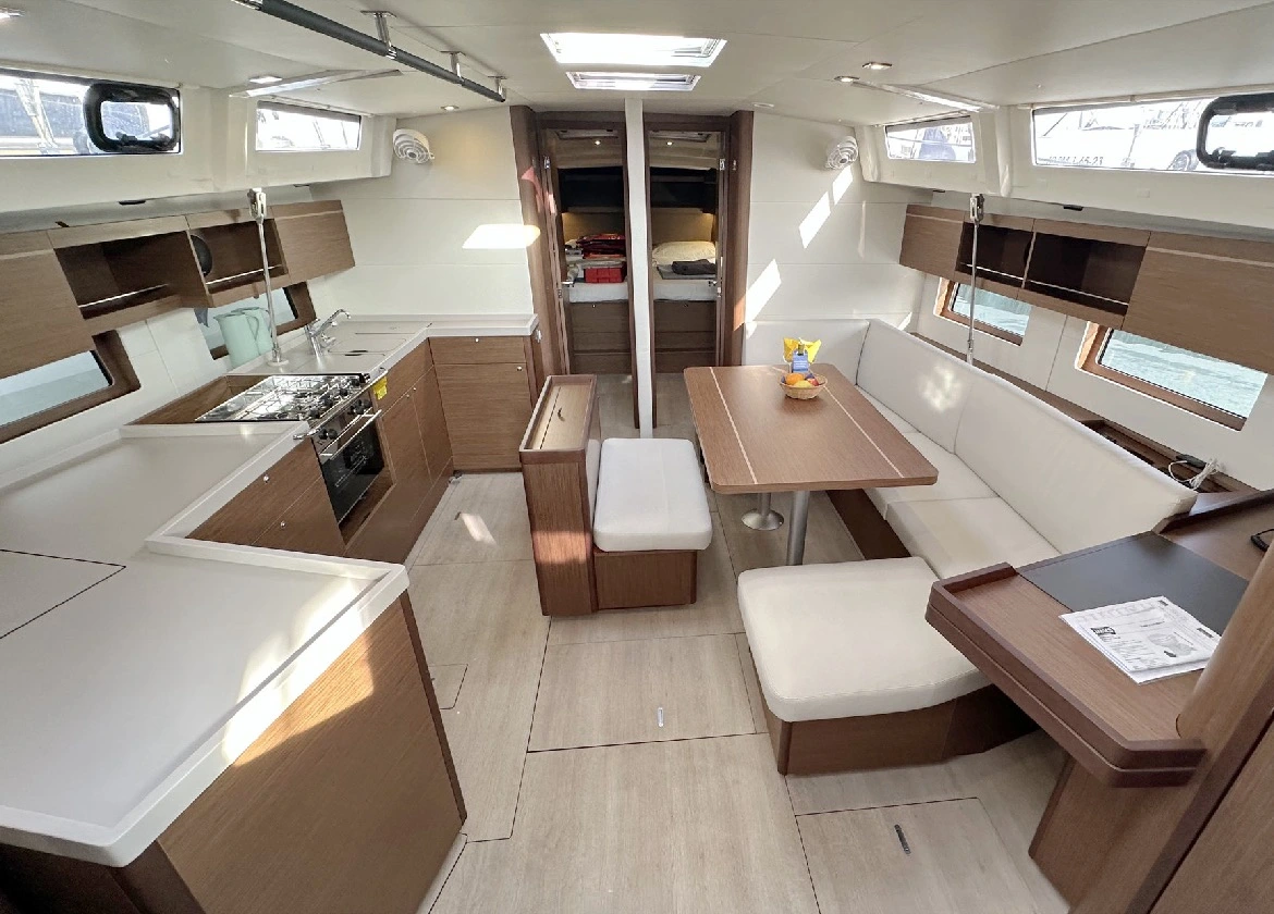 Segelyacht oceanis 46.1 sophia interior