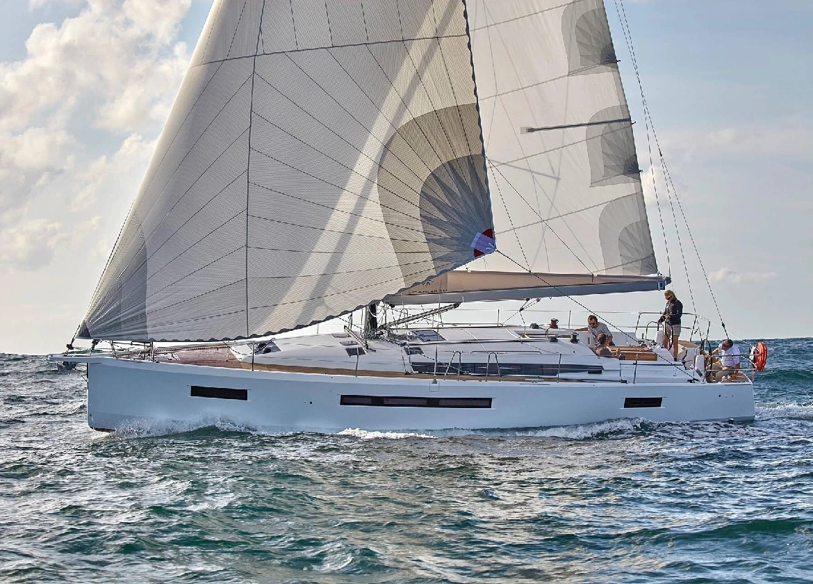 Jeanneau sun odyssey 490 sailing balearics