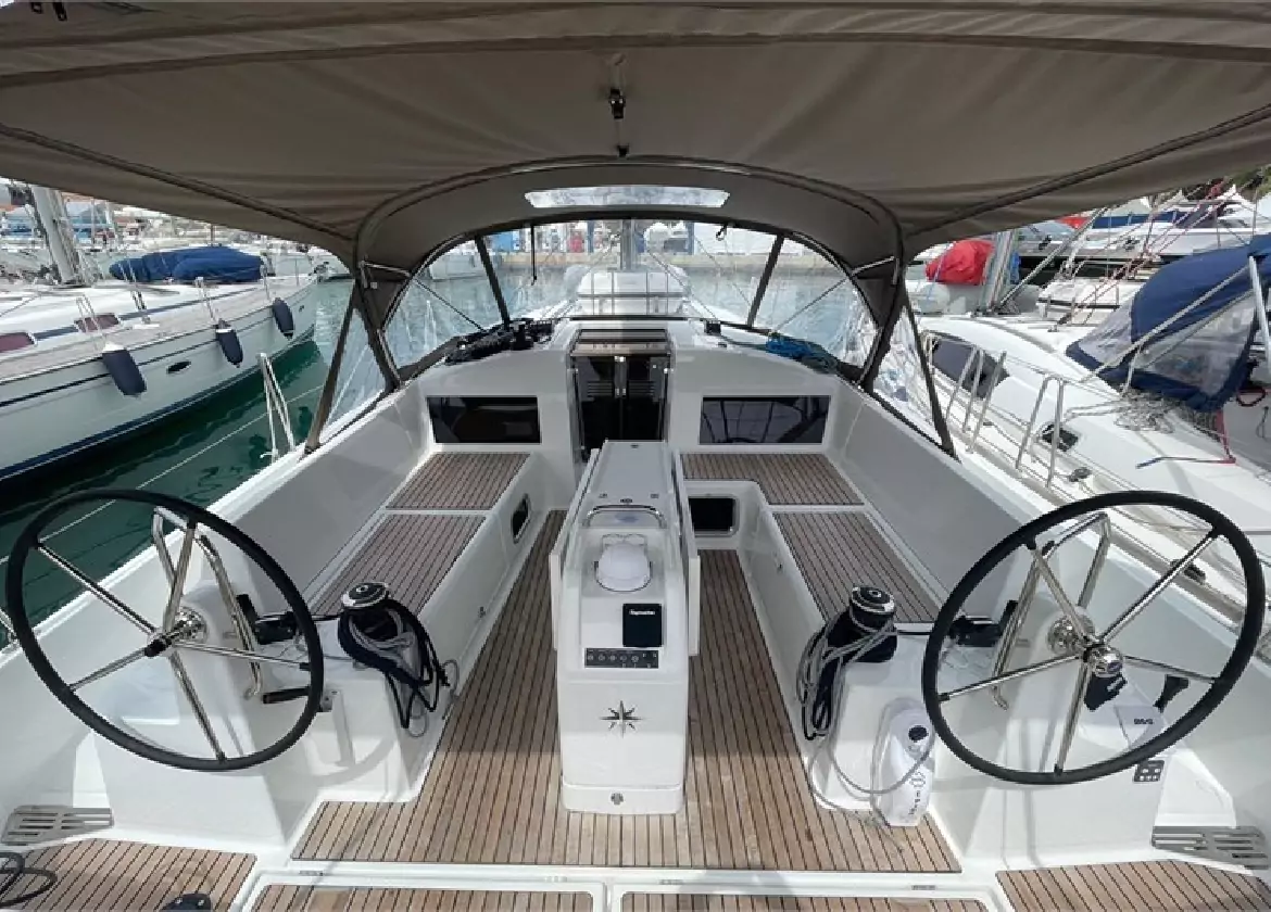 jeanneau sun odyssey 440 cockpit